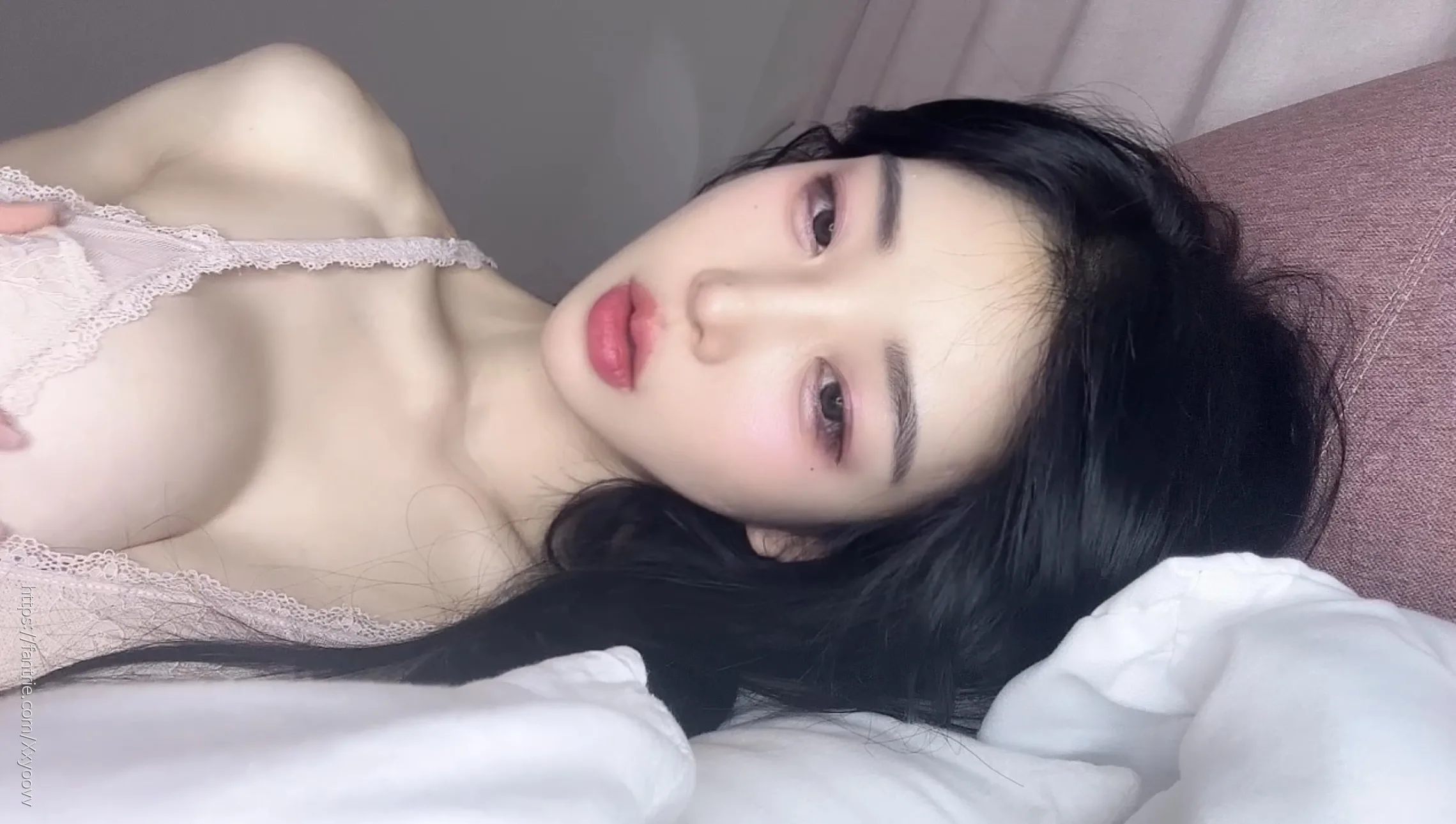 [Phòng riêng] Phòng riêng - Phòng riêng: Một căn phòng riêng tư êm ái và dịu dàng, nơi vẻ đẹp của một cô gái trẻ hiện lên trong ánh mắt của một người phụ nữ trưởng thành. - 20