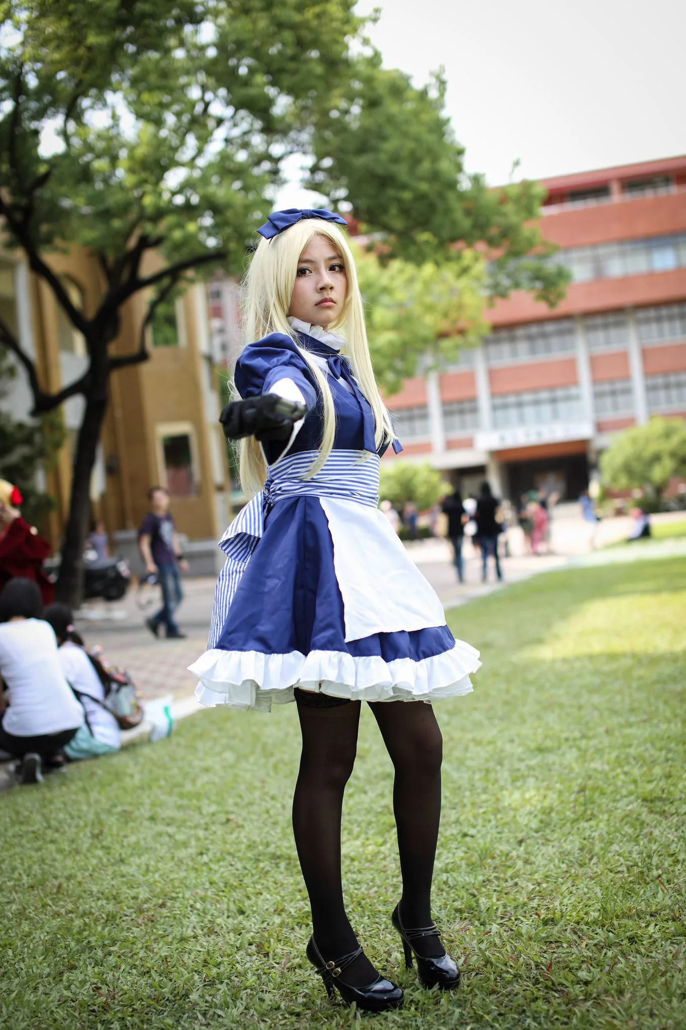 Cosplay hầu gái ngoài trời - Hình ảnh HD cô gái mặc tất đen siêu dễ thương - 15