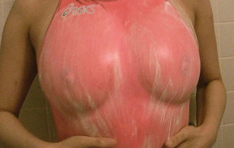 おっぱいが窮屈な巨乳競泳水着のエロ画像 - 30