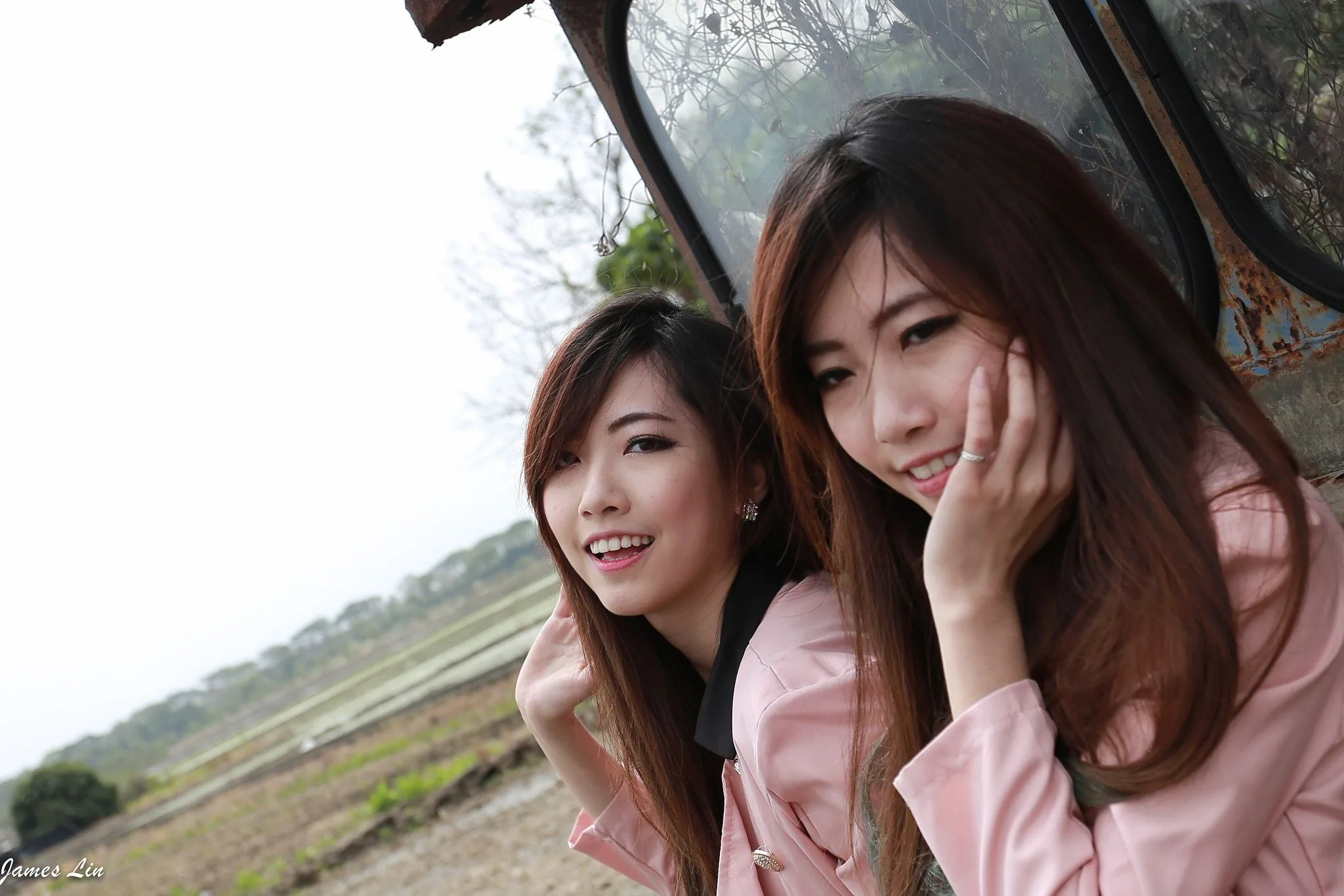 Hai chị em sinh đôi - Buổi chụp ảnh ngoài trời trong sáng và ngây thơ. - 26