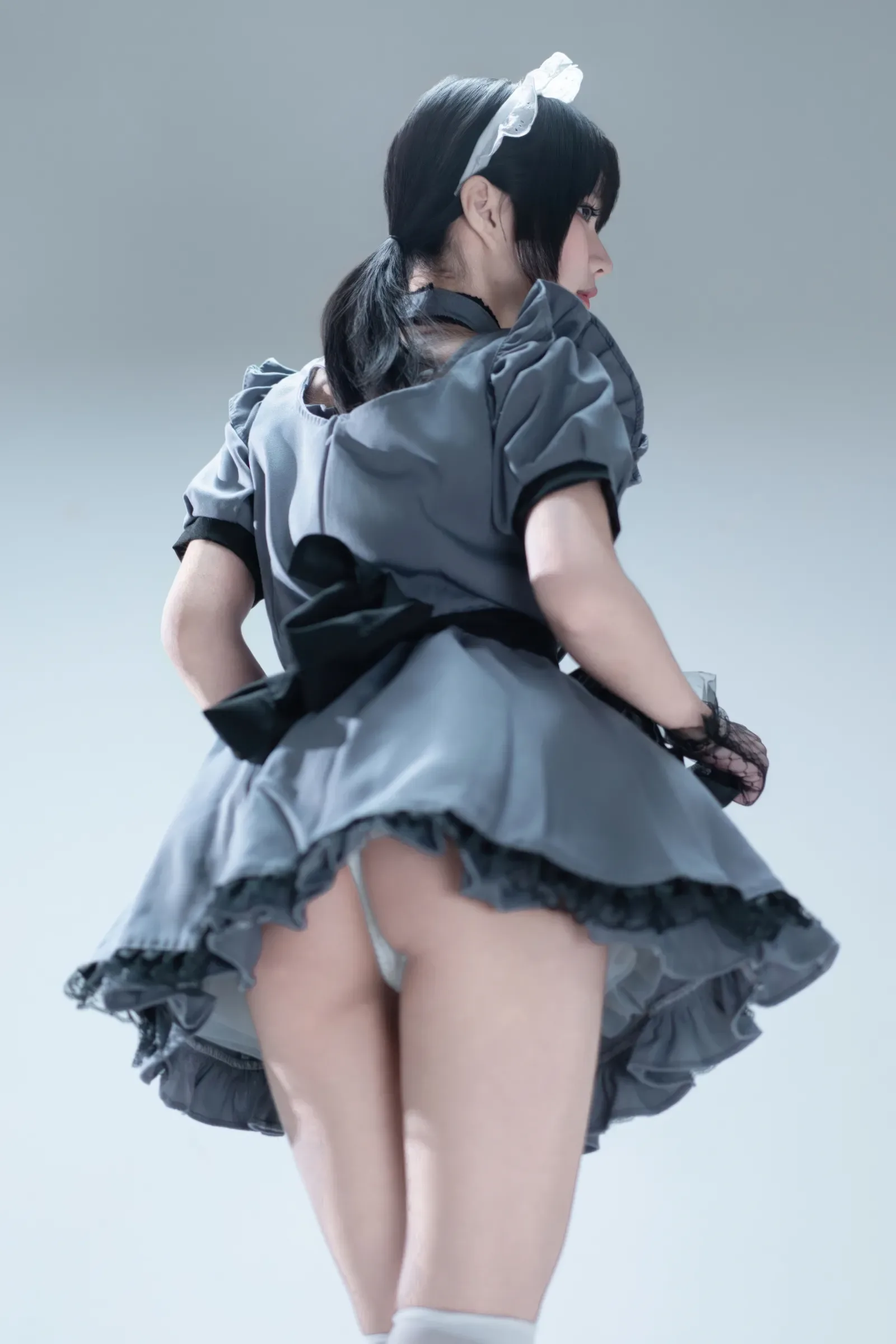 手提箱与灰色女仆 - 9