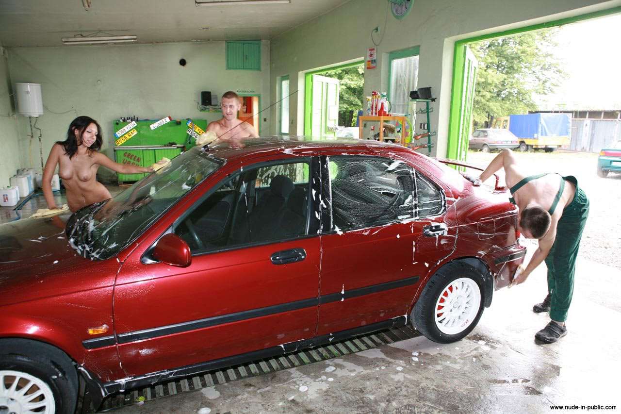 Trong gara có khu vực rửa xe. - 20