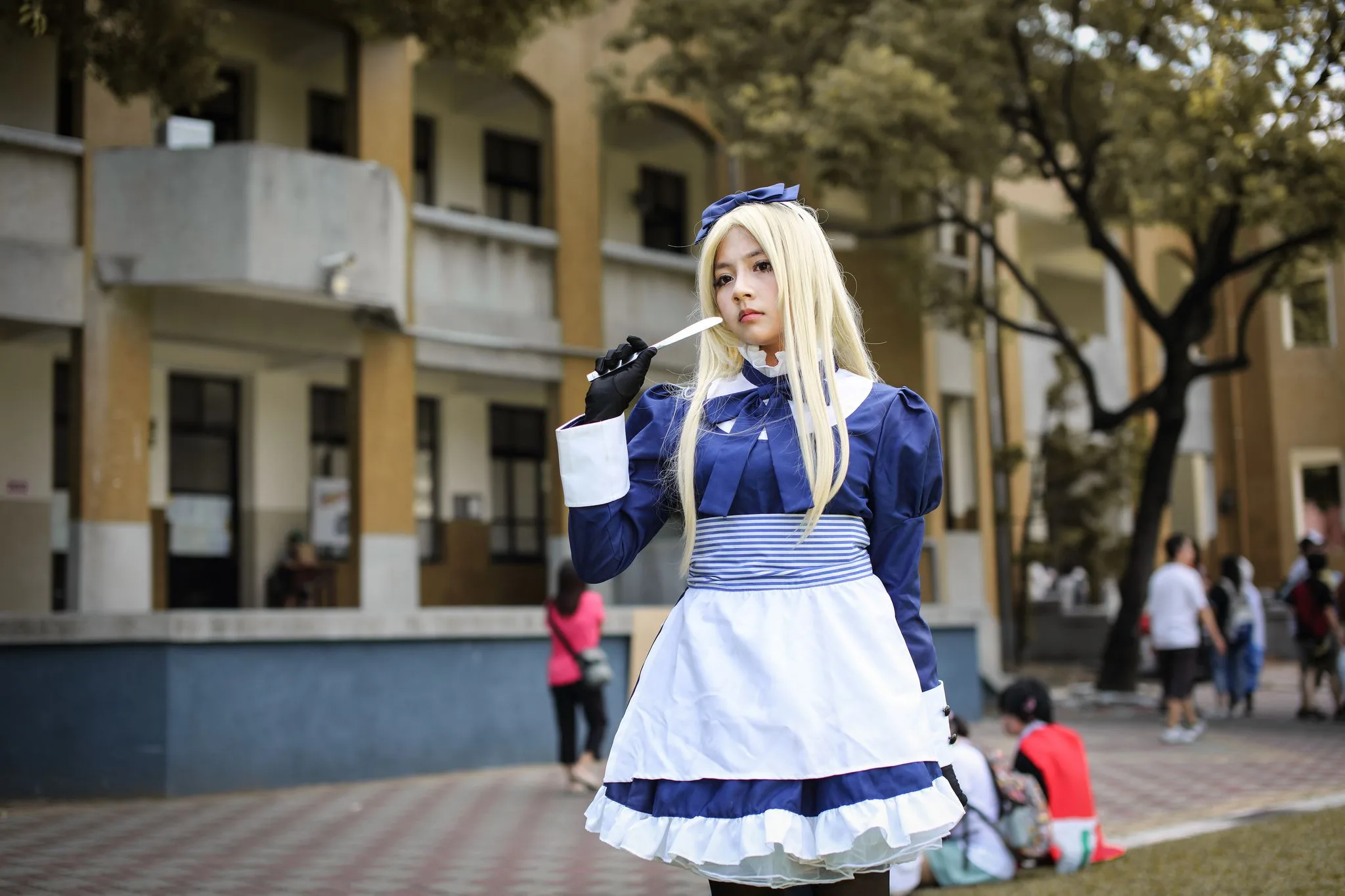 Cosplay hầu gái ngoài trời - Hình ảnh HD cô gái mặc tất đen siêu dễ thương - 12