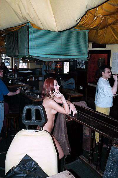 Trong quán bar - 44