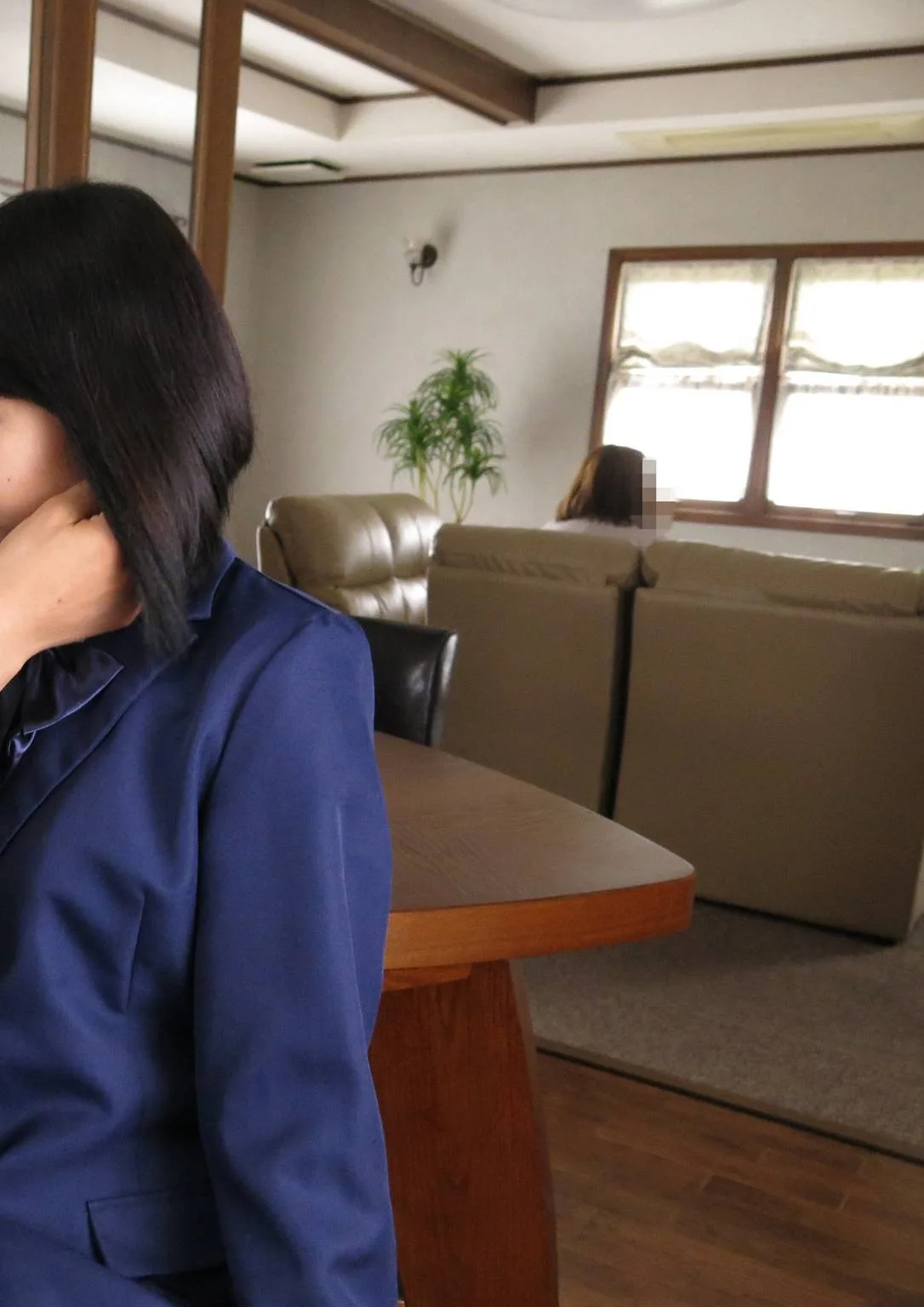 新人 石神さとみ～AV最速デビュー!？学校の卒業式を終えた足で撮影現場に直行し、そのままAV女優になった18歳女子校生～ - 10