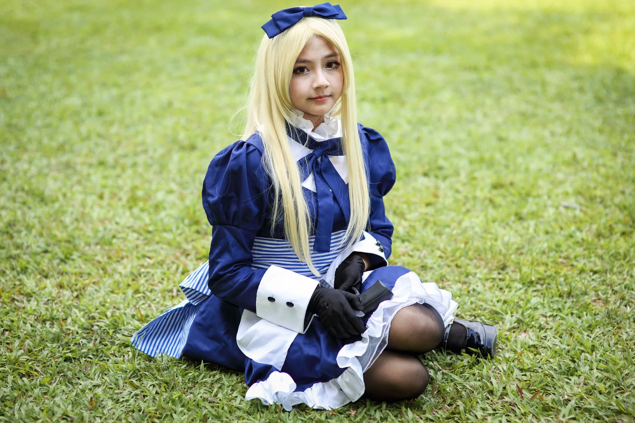 Cosplay hầu gái ngoài trời - Hình ảnh HD cô gái mặc tất đen siêu dễ thương - 5