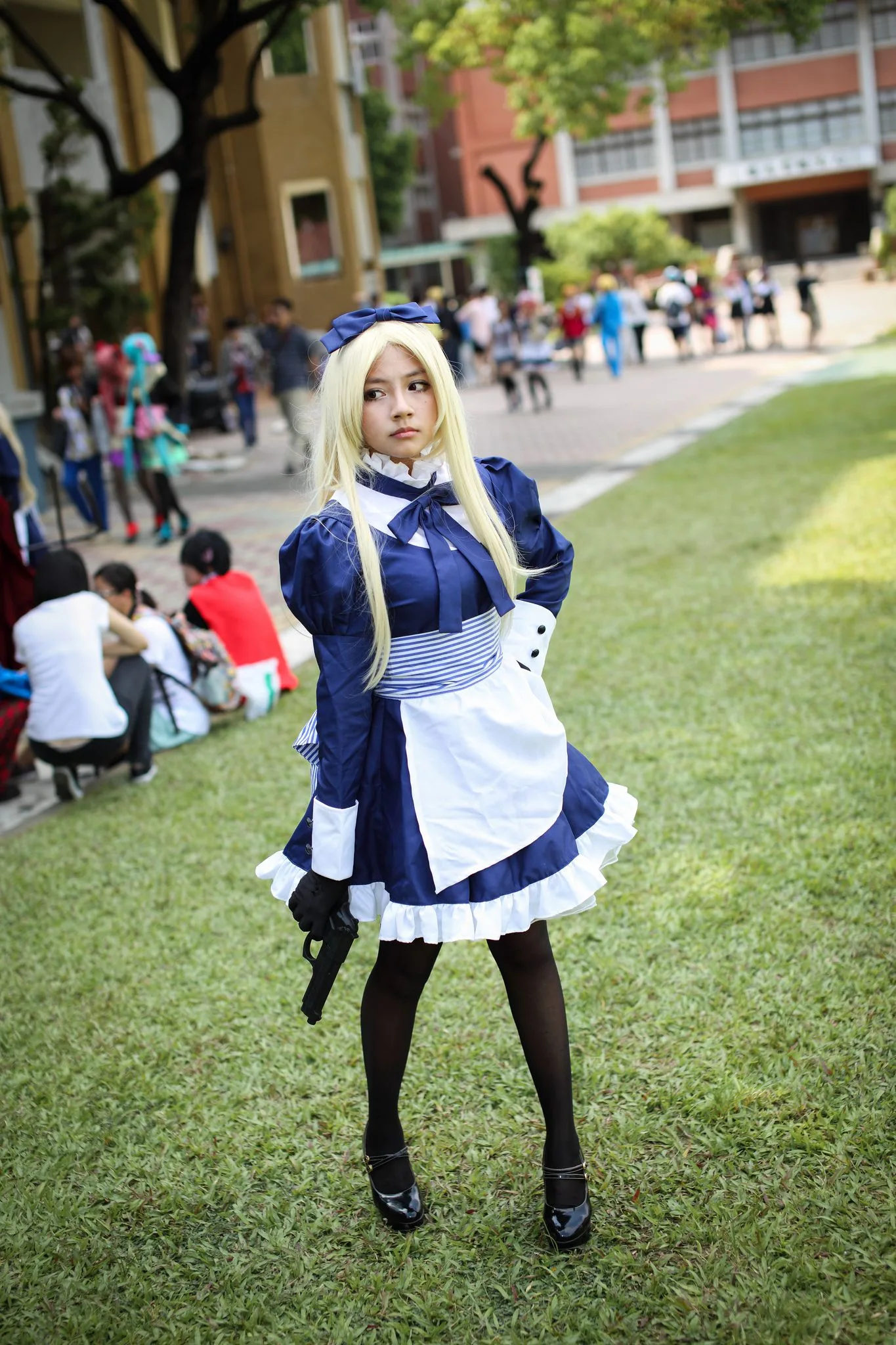 Cosplay hầu gái ngoài trời - Hình ảnh HD cô gái mặc tất đen siêu dễ thương - 37