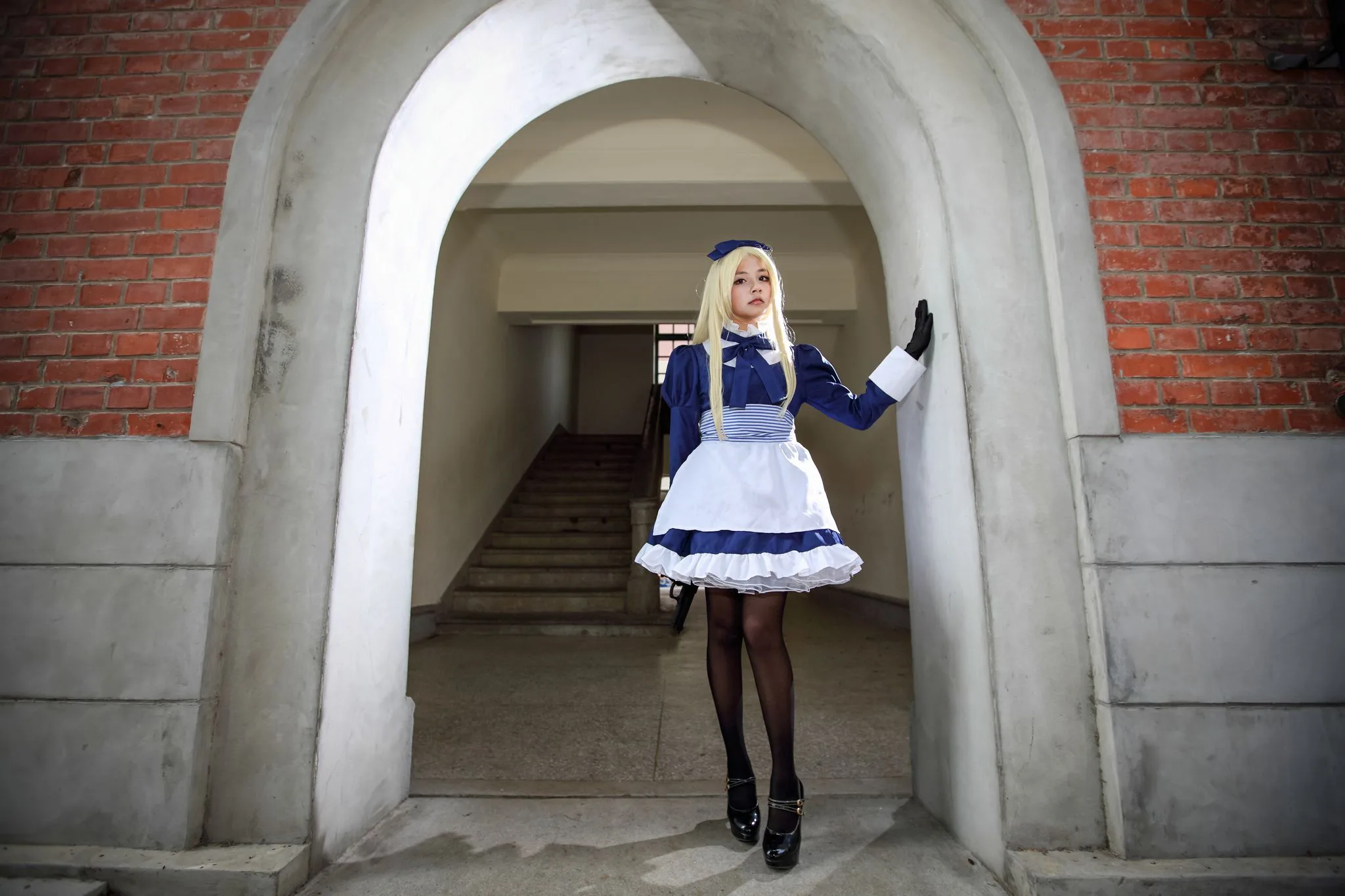 Cosplay hầu gái ngoài trời - Hình ảnh HD cô gái mặc tất đen siêu dễ thương - 20