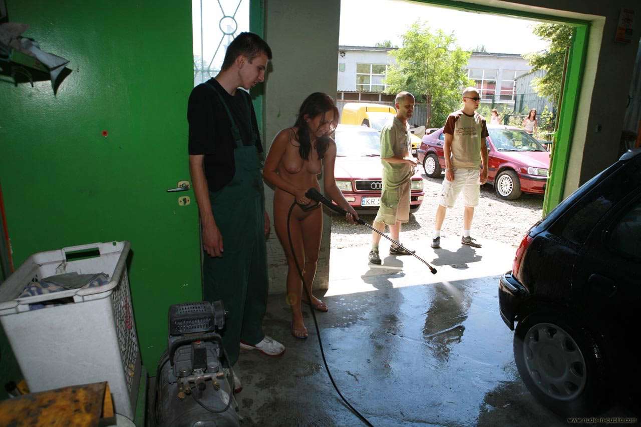 Trong gara có khu vực rửa xe. - 90